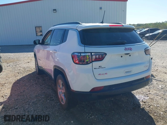 2022 Jeep Compass Latitude z VIN 3C4NJDBB2NT236443, wystawiony jako IAAI lot #42030411 z przebiegiem 57 223 mil mil oraz . Historia ofert i sprzedaży dostępna na DreamBid. Obrazek 3.