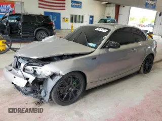 2008 BMW 1 Series 128i z VIN WBAUP93528VF47827, wystawiony jako Copart lot #58139175 z przebiegiem Nie podano mil oraz Szkoda całkowita • Salvage title. Historia ofert i sprzedaży dostępna na DreamBid. Obrazek 1.