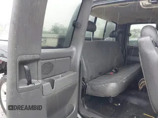 2005 Chevrolet Silverado 1500 Z71 z VIN 1GCEK19B75Z258531, wystawiony jako IAAI lot #42361011 z przebiegiem 167 717 mil mil oraz . Historia ofert i sprzedaży dostępna na DreamBid. Obrazek 8.