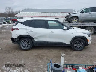 2023 Kia Seltos LX z VIN KNDEPCAA0P7449402, wystawiony jako IAAI lot #41413776 z przebiegiem 32 106 mil mil oraz . Historia ofert i sprzedaży dostępna na DreamBid. Obrazek 13.