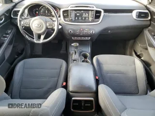 2017 Kia Sorento LX z VIN 5XYPG4A31HG240884, wystawiony jako Copart lot #52142315 z przebiegiem 88 556 mil mil oraz Szkoda całkowita • Salvage title. Historia ofert i sprzedaży dostępna na DreamBid. Obrazek 8.