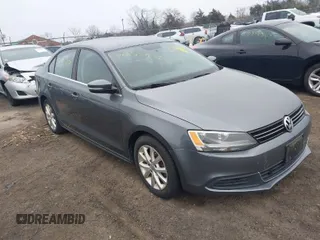 2014 Volkswagen Jetta SE z VIN 3VWD17AJ2EM217534, wystawiony jako IAAI lot #41872938 z przebiegiem 99 764 mil mil oraz . Historia ofert i sprzedaży dostępna na DreamBid. Obrazek 1.