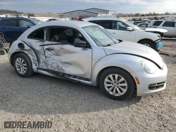 2014 Volkswagen Beetle Entry z VIN 3VWF17AT4EM634714, wystawiony jako Copart lot #83250604 z przebiegiem 133 862 mil mil oraz Szkoda całkowita • Salvage title. Historia ofert i sprzedaży dostępna na DreamBid. Obrazek 4.