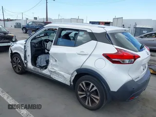 2020 Nissan Kicks SV z VIN 3N1CP5CV3LL483605, wystawiony jako IAAI lot #42261522 z przebiegiem 53 381 mil mil oraz . Historia ofert i sprzedaży dostępna na DreamBid. Obrazek 3.
