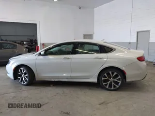 2015 Chrysler 200 C z VIN 1C3CCCEG9FN573670, wystawiony jako IAAI lot #41918086 z przebiegiem 260 656 mil mil oraz . Historia ofert i sprzedaży dostępna na DreamBid. Obrazek 15.