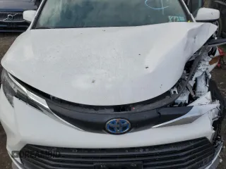 2024 Toyota Sienna LE with VIN 5TDKRKEC3RS209966, listed as a Copart auction lot 88876275 with 8,389 mi miles and Salvage Title. Bid and sale history available at carsss.com. Image 12.