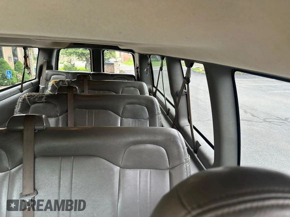 2021 Chevrolet Express Passenger LS z VIN 1GAZGNFPXM1170072, wystawiony jako Copart lot #64797015 z przebiegiem 273 908 mil mil oraz Czysty tytuł • Clean title. Historia ofert i sprzedaży dostępna na DreamBid. Obrazek 9.
