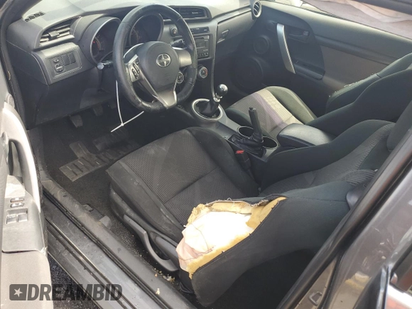 2013 Scion tC z VIN JTKJF5C71D3052789, wystawiony jako Copart lot #57482475 z przebiegiem 148 706 mil mil oraz Szkoda całkowita • Salvage title. Historia ofert i sprzedaży dostępna na DreamBid. Obrazek 8.