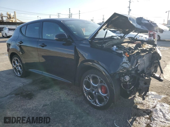 2024 Alfa Romeo Tonale Veloce z VIN ZASPATDW1R3055326, wystawiony jako Copart lot #42246275 z przebiegiem 7 123 mil mil oraz Szkoda całkowita • Salvage title. Historia ofert i sprzedaży dostępna na DreamBid. Obrazek 4.