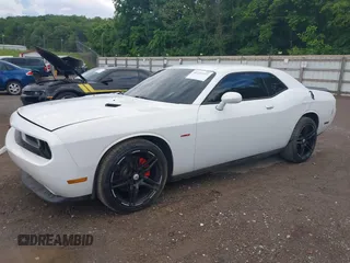 2012 Dodge Challenger R/T z VIN 2C3CDYBT2CH155385, wystawiony jako IAAI lot #42210312 z przebiegiem 111 892 mil mil oraz . Historia ofert i sprzedaży dostępna na DreamBid. Obrazek 17.