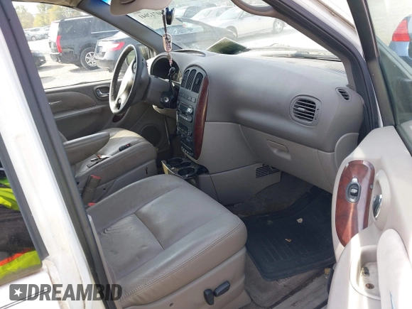 2002 Chrysler Town & Country Limited with VIN 2C8GP64L82R797610, listed as a IAAI auction lot 40712041 with 133,892 mi miles. Bid and sale history available at carsss.com. Image 5.