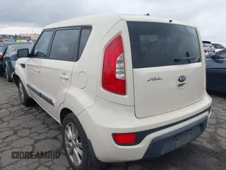 2013 Kia Soul + z VIN KNDJT2A63D7756770, wystawiony jako IAAI lot #41528323 z przebiegiem 124 423 mil mil oraz . Historia ofert i sprzedaży dostępna na DreamBid. Obrazek 3.