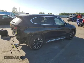 2021 BMW X1 sDrive28i z VIN WBXJG7C02M5U22447, wystawiony jako Copart lot #52927285 z przebiegiem 45 128 mil mil oraz Szkody całkowita. Historia ofert i sprzedaży dostępna na DreamBid. Obrazek 3.
