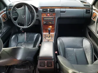 2000 Mercedes-Benz E-Class with VIN WDBJF70J5YB146123, listed as a Copart auction lot 80291293 with 195,787 mi miles and Non Repairable. Bid and sale history available at carsss.com. Image 8.