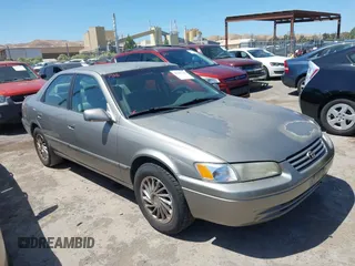 1998 Toyota Camry LE z VIN JT2BF22K6W0144168, wystawiony jako IAAI lot #42386786 z przebiegiem 191 068 mil mil oraz . Historia ofert i sprzedaży dostępna na DreamBid. Obrazek 1.