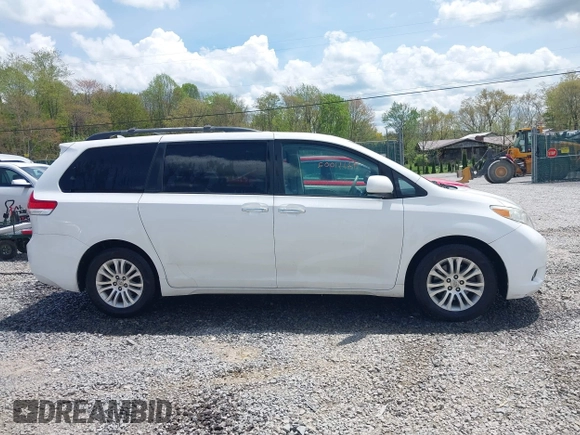 2011 Toyota Sienna XLE AAS z VIN 5TDYK3DC6BS172939, wystawiony jako IAAI lot #42111002 z przebiegiem 172 160 mil mil oraz . Historia ofert i sprzedaży dostępna na DreamBid. Obrazek 14.