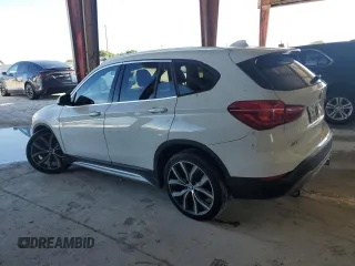 2018 BMW X1 sDrive28i z VIN WBXHU7C34J5L08947, wystawiony jako Copart lot #47344485 z przebiegiem 80 034 mil mil oraz Szkody całkowita. Historia ofert i sprzedaży dostępna na DreamBid. Obrazek 2.