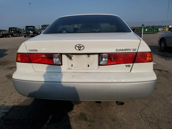 2001 Toyota Camry LE z VIN JT2BF22K010297055, wystawiony jako Copart lot #59510645 z przebiegiem 265 428 mil mil oraz Szkoda całkowita • Salvage title. Historia ofert i sprzedaży dostępna na DreamBid. Obrazek 6.