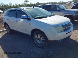 2010 Lincoln MKX z VIN 2LMDJ6JC5ABJ23335, wystawiony jako IAAI lot #41642551 z przebiegiem 183 533 mil mil oraz . Historia ofert i sprzedaży dostępna na DreamBid. Obrazek 1.