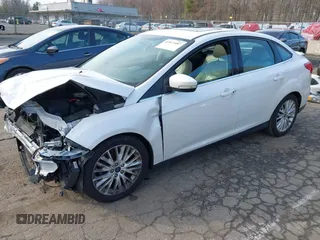 2018 Ford Focus Titanium z VIN 1FADP3J25JL293835, wystawiony jako IAAI lot #41877487 z przebiegiem 109 211 mil mil oraz . Historia ofert i sprzedaży dostępna na DreamBid. Obrazek 4.