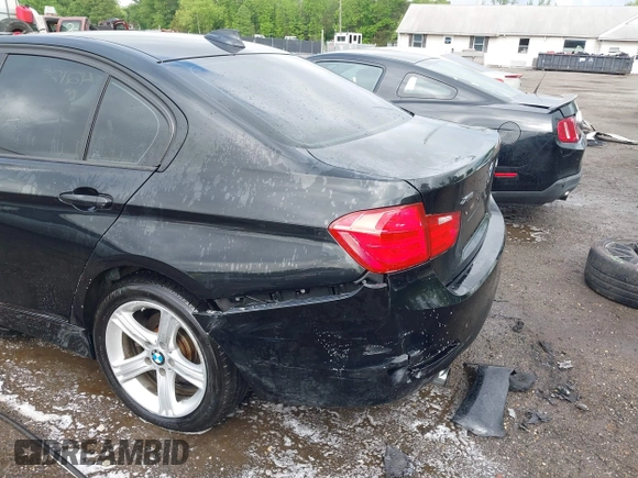 2013 BMW 3 Series 320i xDrive с VIN WBA3C3C55DF982704, выставлен на аукционе IAAI как лот 42129268 с пробегом 112 318 миль миль и . История ставок и продаж доступна на DreamBid. Изображение 6.