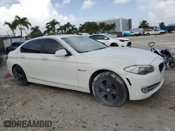2012 BMW 5 Series 528i z VIN WBAXG5C53CDW85359, wystawiony jako Copart lot #59535145 z przebiegiem 172 104 mil mil oraz Czysty tytuł • Clean title. Historia ofert i sprzedaży dostępna na DreamBid. Obrazek 4.