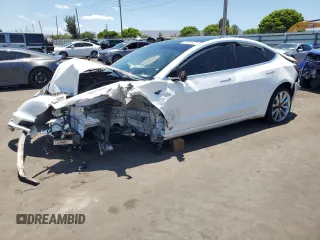 2020 Tesla Model 3 Standard Range Plus z VIN 5YJ3E1EA4LF793041, wystawiony jako Copart lot #57081475 z przebiegiem 61 897 mil mil oraz Nie do naprawy. Historia ofert i sprzedaży dostępna na DreamBid. Obrazek 1.