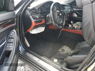 2016 BMW M5 z VIN WBSFV9C58GD595621, wystawiony jako Copart lot #54218185 z przebiegiem Nie podano mil oraz Czysty tytuł • Clean title. Historia ofert i sprzedaży dostępna na DreamBid. Obrazek 8.