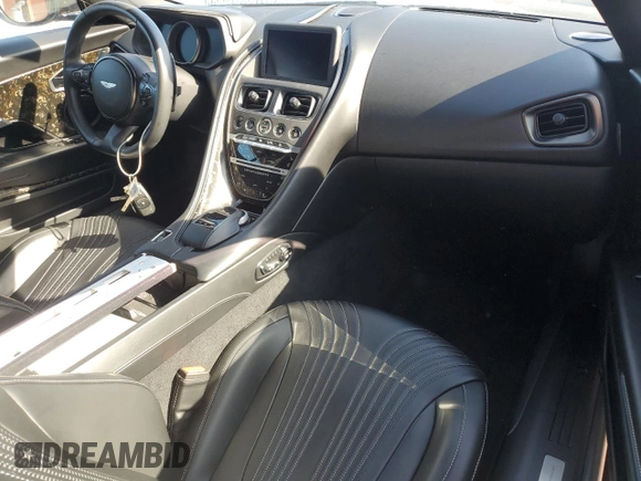 2018 Aston Martin DB11 V8 z VIN SCFRMFAW3JGL04645, wystawiony jako Copart lot #83042994 z przebiegiem Nie podano mil oraz Nie do naprawy. Historia ofert i sprzedaży dostępna na DreamBid. Obrazek 8.