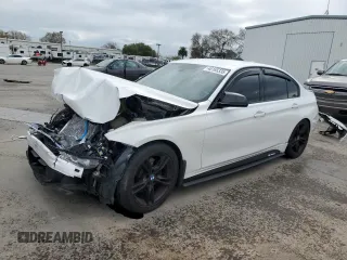 2013 BMW 3 Series 328i z VIN WBA3C1C5XDF440003, wystawiony jako Copart lot #48165335 z przebiegiem 129 354 mil mil oraz Szkody całkowita. Historia ofert i sprzedaży dostępna na DreamBid. Obrazek 1.
