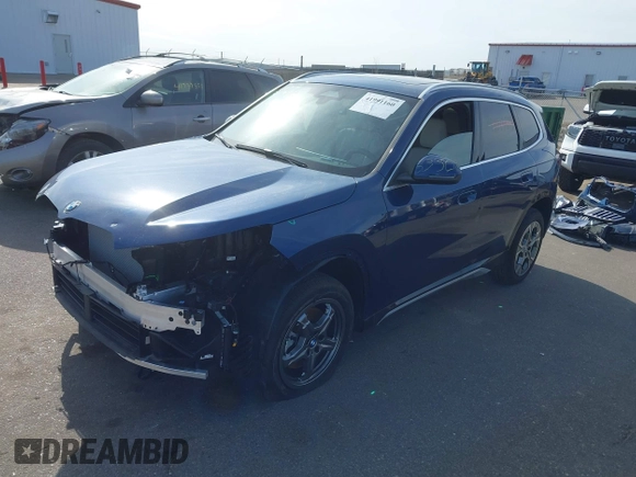 2025 BMW X1 xDrive28i z VIN WBX73EF01S5110817, wystawiony jako IAAI lot #41991160 z przebiegiem 1 287 mil mil oraz . Historia ofert i sprzedaży dostępna na DreamBid. Obrazek 2.