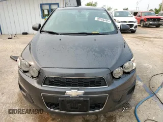 2016 Chevrolet Sonic LS z VIN 1G1JA5SH1G4103182, wystawiony jako Copart lot #59205495 z przebiegiem 107 537 mil mil oraz Szkoda całkowita • Salvage title. Historia ofert i sprzedaży dostępna na DreamBid. Obrazek 5.