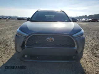 2023 Toyota Corolla Cross XLE z VIN 7MUDAAAG5PV055380, wystawiony jako Copart lot #46280925 z przebiegiem 12 575 mil mil oraz Szkody całkowita. Historia ofert i sprzedaży dostępna na DreamBid. Obrazek 5.