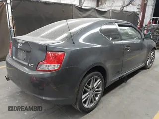 2013 Scion tC z VIN JTKJF5C79D3053026, wystawiony jako IAAI lot #42002429 z przebiegiem 95 774 mil mil oraz . Historia ofert i sprzedaży dostępna na DreamBid. Obrazek 4.