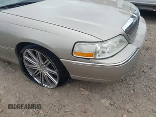 2003 Lincoln Town Car Signature z VIN 1LNHM82W73Y645995, wystawiony jako IAAI lot #41958634 z przebiegiem 172 960 mil mil oraz . Historia ofert i sprzedaży dostępna na DreamBid. Obrazek 6.