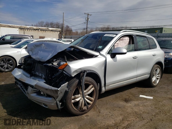 2013 Volkswagen Touareg Exec z VIN WVGEF9BP6DD011274, wystawiony jako Copart lot #50680105 z przebiegiem 96 336 mil mil oraz Szkody całkowita. Historia ofert i sprzedaży dostępna na DreamBid. Obrazek 1.