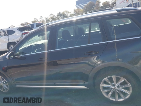 2018 Volkswagen Golf S z VIN 3VWH17AU4JM750975, wystawiony jako IAAI lot #41590132 z przebiegiem 51 479 mil mil oraz . Historia ofert i sprzedaży dostępna na DreamBid. Obrazek 14.