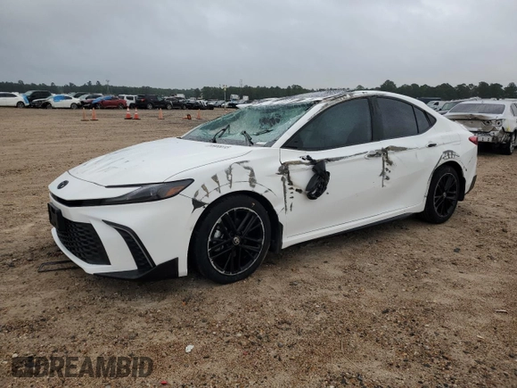 2025 Toyota Camry LE z VIN 4T1DAACK7SU540518, wystawiony jako Copart lot #55865235 z przebiegiem 13 124 mil mil oraz Szkoda całkowita • Salvage title. Historia ofert i sprzedaży dostępna na DreamBid. Obrazek 1.