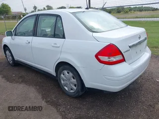 2009 Nissan Versa S z VIN 3N1BC11E49L453900, wystawiony jako IAAI lot #42390381 z przebiegiem 177 534 mil mil oraz . Historia ofert i sprzedaży dostępna na DreamBid. Obrazek 3.