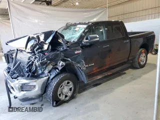 2020 Ram 2500 Tradesman z VIN 3C6UR5CJ4LG197304, wystawiony jako Copart lot #52978835 z przebiegiem 103 501 mil mil oraz Szkoda całkowita • Salvage title. Historia ofert i sprzedaży dostępna na DreamBid. Obrazek 1.