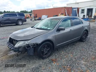 2010 Ford Fusion SE z VIN 3FAHP0HA0AR390424, wystawiony jako IAAI lot #42412805 z przebiegiem 276 002 mil mil oraz . Historia ofert i sprzedaży dostępna na DreamBid. Obrazek 2.