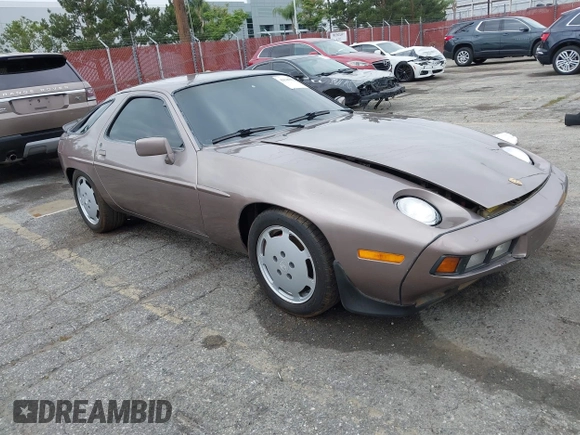 1983 Porsche 928 z VIN WP0JB0928DS860094, wystawiony jako IAAI lot #42106022 z przebiegiem 121 873 mil mil oraz . Historia ofert i sprzedaży dostępna na DreamBid. Obrazek 1.