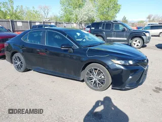 2022 Toyota Camry SE with VIN 4T1G11AK1NU688670, listed as a IAAI auction lot 42168847 with 54,975 mi miles. Bid and sale history available at carsss.com. Image 1.