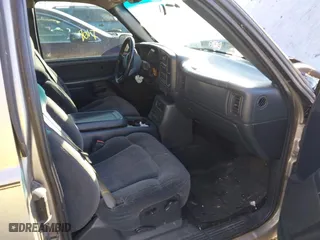 2000 Chevrolet Silverado 1500 LS with VIN 2GCEC19TXY1399466, listed as a IAAI auction lot 41814297 with 275,725 mi miles. Bid and sale history available at carsss.com. Image 5.