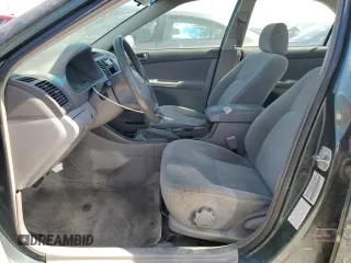 2002 Toyota Camry LE z VIN JTDBE32K120068644, wystawiony jako Copart lot #61168915 z przebiegiem 210 149 mil mil oraz Czysty tytuł • Clean title. Historia ofert i sprzedaży dostępna na DreamBid. Obrazek 7.