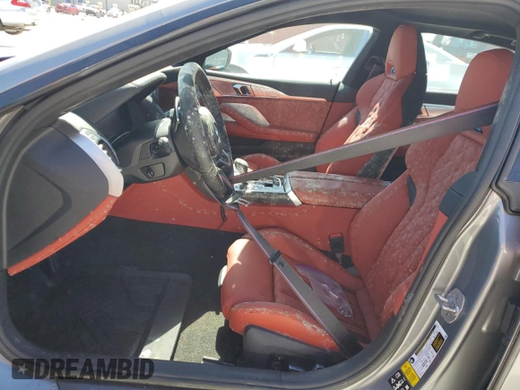 2024 BMW M8 Competition z VIN WBSGV0C02RCN81436, wystawiony jako Copart lot #76872664 z przebiegiem Nie podano mil oraz Nie do naprawy • Non repairable. Historia ofert i sprzedaży dostępna na DreamBid. Obrazek 7.