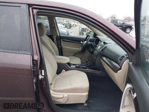 2015 Kia Sorento LX with VIN 5XYKTCA61FG568054, listed as a IAAI auction lot 41995522 with 229,631 mi miles. Bid and sale history available at carsss.com. Image 5.