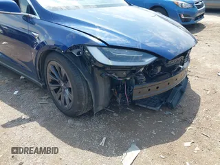 2018 Tesla Model X 75D with VIN 5YJXCAE21JF132628, listed as a IAAI auction lot 42081282 with 35,360 mi miles and . Bid and sale history available at carsss.com. Image 20.