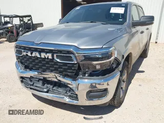 2025 Ram 1500 Big Horn z VIN 1C6SRFFP9SN581193, wystawiony jako IAAI lot #41874738 z przebiegiem 27 347 mil mil oraz . Historia ofert i sprzedaży dostępna na DreamBid. Obrazek 6.