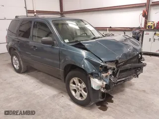 2006 Ford Escape XLT with VIN 1FMYU03166KA87746, listed as a IAAI auction lot 41581347 with 172,061 mi miles. Bid and sale history available at carsss.com. Image 1.